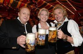 Br heimat ist der digitale radiosender des bayerischen rundfunks und sendet täglich rund um die uhr volksmusik, blasmusik und geschichten zu bayerischen belangen. Die Frau Des Ex Fussballprofis Stefan Effenberg Claudia Effenberg Links Stuttgarter Zeitung