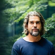 Nils glagau, inhaber und geschäftsführer der orthomol pharmazeutische vertriebs gmbh, ist der kopf hinter der rock b(r)and. Nils Glagau Im Interview Als Der Dhdl Juror Im Kloster Lebte Stern De