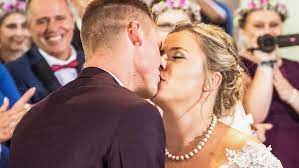 Sarafina wollny und ihr peter strahlen vor glück. Sarafina Wollny Und Ihrem Peter Leidenschaftlicher Kuss Bei Der Traumhochzeit