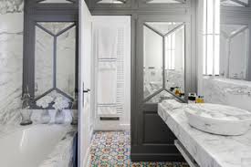 Baignoire d'angle au meilleur prix. Salle De Bain Avec Une Baignoire D Angle Photos Et Idees Deco De Salles De Bain Avril 2021 Houzz Fr