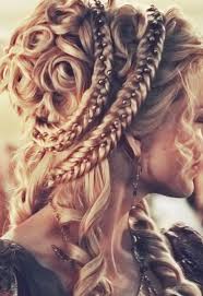 Looks Very Royal And Regal And Pretty Renaissance Hairstyles Victorian Hairstyles Medieval Hairstyles