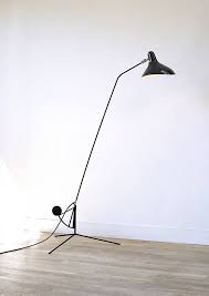 Mantis serien er designet i 1951, men på trods af de mange år på bagen, passer lampen stadig perfekt ind i både det moderne og denne væglampe er lavet til at montere direkte i udtaget i væggen. Dpages A Design Publication For Lovers Of All Things Cool Beautiful Back To The Future The Reissue Of Mantis 1951