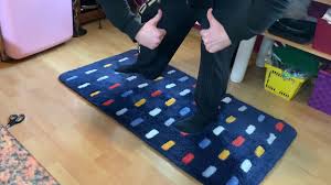 Die perfekte sicherheitsunterlage für teppiche auf glatten böden. Badezimmer Laufer Rutschfest Machen Antirutschmatte Unter Einem Teppich Anbringen Anleitung Youtube