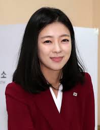 4.15 총선 최대 격전지 중 하나로 꼽혔던 서울 송파을 배현진 미래통합당 후보가 최재성 더불어민주당 후보를 꺾고 16일 당선을 확정지었다. ë°°í˜„ì§„