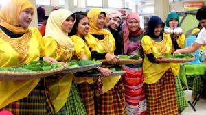 Kebaya brokat modern sarung lagosi. Tradisi Memakai Sarung Perempuan Bugis Makassar 1sulsel Youtube