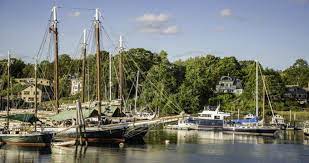 You'll find funky shops, museums, flea markets and antique shops. 10 Best Things To Do In Belfast Maine