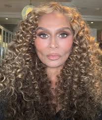 She definitely had her face done "TINA KNOWLES" at 70 (BEYONCÉ'S) mom👩