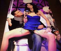 Whitney Cummings Comedian Hand Signed 10x15 Photo Actress WCOA Look WC |  eBay