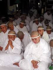 Dia adalah lia aminuddin, pimpinan dari komunitas eden, yang oleh pengikutnya sering dipanggil paduka bunda lia. Markas Kerajaan Tuhan Lia Aminuddin Jadi Tontonan
