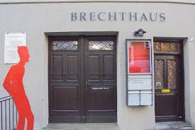 Das haus in der chausseestraße 125 war die letzte adresse bertolt brechts und helene weigels, die ab 1953 in wohnräumen des hinterhauses und seitenflügels lebten und arbeiteten, in direkter nähe zum deutschen theater und dem theater am schiffbauerdamm, dem späteren berliner ensemble. Bertolt Brecht Jugendjahre In Augsburg