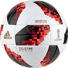 Le diamètre d'un ballon de football de taille 5 est compris entre 21, 6 et 22, 3 cm et la circonférence varie légèrement de 68 à 70 cm, le poids du «cinq» ne devant pas dépasser 450 grammes. Les 5 Meilleurs Ballons De Foot Comment Le Choisir Sport Equipements