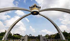 Menerusi hantaran terbaharu di laman facebooknya hari ini, ebit lew memberitahu, beliau berjaya memasuki negara terbabit dengan bantuan tentera mesir diringi kereta berperisai sepanjang perjalanan. Ceroboh Istana Cuba Curi Ferrari Sultan Johor