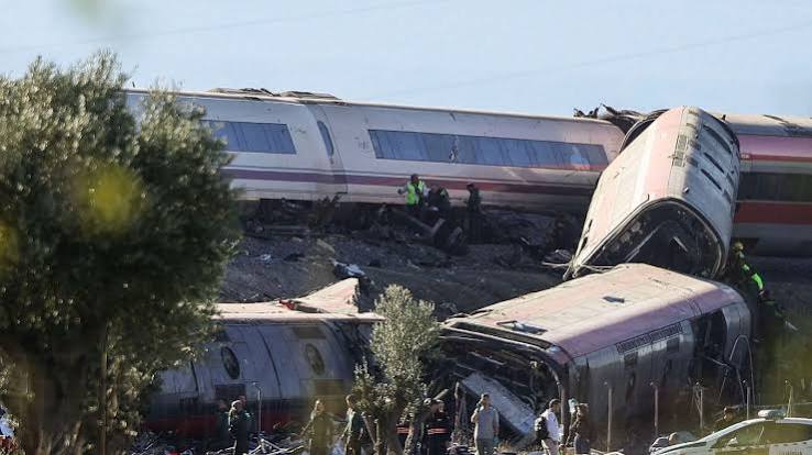 Al menos 68 muertos y decenas de heridos al chocar dos trenes de alta velocidad en Urda, Toledo