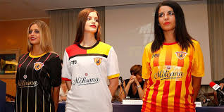 Il calcio è lo sport più seguito e praticato al mondo, a livello professionale così come a livello amatoriale. Maglie Benevento 2017 2018 L Esordio In Serie A Con Fg Sport