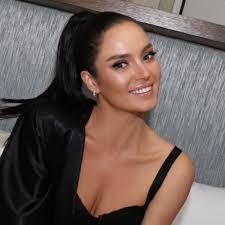 Elsa Robertson's Instagram, Twitter & Facebook