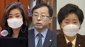 5전쟁기념관 '반전 태극기+손모양' 논란…전수조사 착수. ë¯¼ì£¼ë‹¹ ì–'ì´ì›ì˜ ê¹€ê²½ë§Œ ì–'í–¥ìž ë•… íˆ¬ê¸° ì˜í˜¹ ì¡°ì‚¬ ì—°í•©ë‰´ìŠ¤