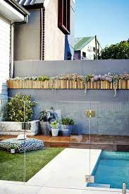Barrière pour petite coure : 1001 Idees D Amenagement D Un Entourage De Piscine Amenager Petit Jardin Amenagement Piscine Piscine Et Jardin