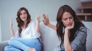 Bila dia bercakap dengan kita, secara semulajadi dia akan cenderung untuk menumpukan pandangan pada kita. Ini 4 Tanda Teman Yang Diam Diam Membenci Anda