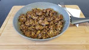 La sfarsit se adauga sarea si condimentele. Ficatei De Pui Trasi In Unt La Tigaie Youtube