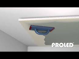 Il Controsoffitto Con Led Puo Rendere La Casa Piu Moderna E Accompagnare Gli Abitanti Lungo Percorsi Di Luce Montaggio Fai Da Te Led Illuminazione Cartongesso