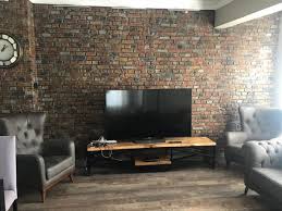 2020 tv duvar ünitesi modelleri, tasarım bakımından birçok modele ayrılıyor.evinizle en çok uyum sağlayan modelleri bir kenara ayırdığınızda eğer odanız ufaksa tv ünitesi yerine televizyonu duvara takmayı tercih etmelisiniz. Plazma Tv Unitesi Arkasi Tas Dekorasyonu Tugla Duvar Panelleri