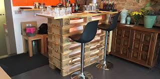 Wer sich ein palettenmöbelstück selbst bauen möchte, sollte um seiner mühe willen auf ein hochwertiges basisprodukt zurückgreifen. Mobel Aus Europaletten Bauen Restauranttresen Tjikko