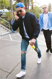 Who is ready for winter to be over and the weather to warm up ever so slightly? Zac Efron S Best Casual Style Zac Efron Loves Bombers And Sunglasses