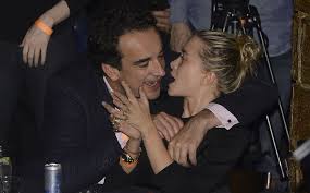 Sarkozy lovingly placed his hand on olsen's riding helmet at one point, and also went in for a smooch. Mary Kate Olsen And Olivier Sarkozy S Wedding Featured Bowls Filled W Vanity Fair