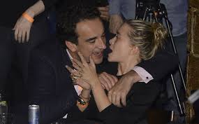 Olivier sarkozy, de 50 años, tiene dos hijos adultos con su exesposa charlotte bernard, por lo que en sus planes no estaba volver a convertirse en padre. Mary Kate Olsen And Olivier Sarkozy S Wedding Featured Bowls Filled W Vanity Fair