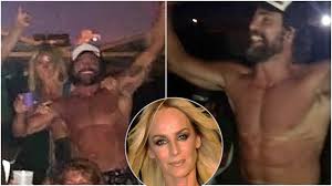 En una se lo ve a luciano castro en el baño, con la. Sabrina Rojas Y Su Foto Abrazada A Luciano Castro Salio Cena En La Playa Ciudad Magazine