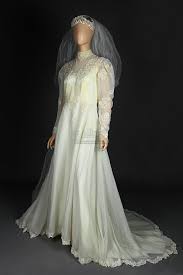 A lingerie plus size é pensada e idealizada para atender às mulheres que contam com seios mais volumosos e quadril mais amplo. Geena Davis Beetlejuice Wedding Dress Bmo Show