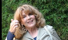 Sole spento, nessuno mi può giudicare, insieme a te non ci sto più, cento giorni, sono bugiarda, tutto nero. Caterina Caselli Il Catalogo Di Dylan E Patrimonio Inestimabile