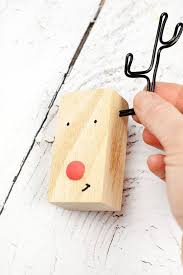 Diy Rentier Aus Holz Und Draht Als Weihnachtsdeko Weihnachtsdeko Holz Diy Weihnachtsdeko Basteln Rentiere
