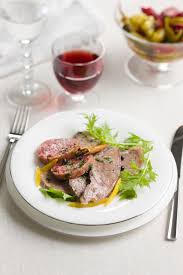 Con uno stuzzicadenti, forate il cotechino, e mettetelo in una pentola piena d'acqua fredda. Pin Su Food Meat Various