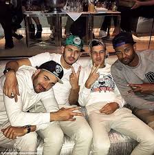 Après l'affaire zahia dehar et sa non sélection à la coupe du monde, karim benzéma fait face à de. Karim Benzema Will Not Leave Real Madrid For Old Trafford His Agent Asks What Would He Do In Manchester Daily Mail Online