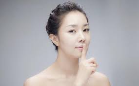 Kết quả hình ảnh cho co gái có làn da căng bóng do xài kem