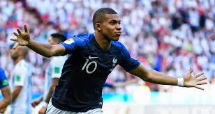 Coupe du monde 2018 en russie : Coupe Du Monde 2018 Mbappe Recoit Le Trophee Du Meilleur Jeune