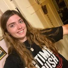 Julia 🎧 (@Hi_imJuliaokbye)