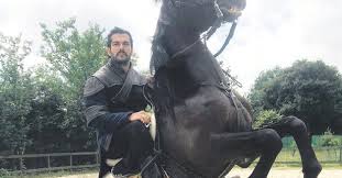 Osman'ın, topkapı saray'ı mukaddes emanetler bölümüne sergilenen bir kılıcı vardır ki, aslında orhun'un osman olmasının sırrı bu kılıç ile beraberdir. Dirilis Osman In Osman Gazi Si Burak Ozcivit Dizi Icin Saha Kalkti Takvim