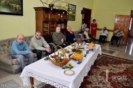 Jak czytamy, święcenie pokarmów w domu powinno odbyć się w niedzielę wielkanocną, na początku śniadania. Swiecenie Pokarmow W Domu Pomocy Spolecznej W Witowie Zdjecie 1 Burzenin Sieradz Com Pl
