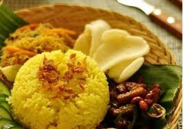 Jika nasi putih dimasak langsung dalam penanak nasi, berbeda dengan nasi uduk yang mana berasnya harus diaron terlebih dahulu dengan air santan, daun salam, daun jeruk, serai, dan laos. Sejarah Nasi Kuning Nasi Kuning Carita