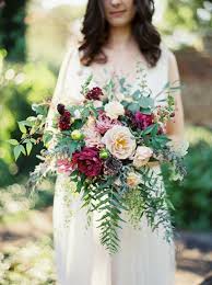 You'll find that each arrangement, from minimalistic clutches with neutral color palettes to bold sprays in brilliant hues, stirs up dreams of coastal paradise. Brautstrauss Im Herbst Wir Zeigen Ihnen 50 Wunderschone Inspirationen Purple Wedding Bouquets White Wedding Bouquets Flower Bouquet Wedding