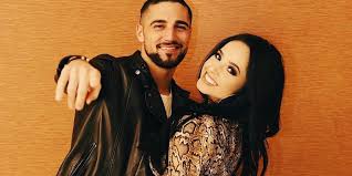 Rebbeca marie gómez, mejor conocida en el medio artístico como becky g, es una cantante, compositora, actriz, modelo y bailarina estadounidense. El Novio De Becky G Le Llevo Mariachi