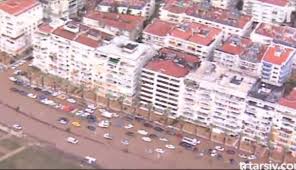 İzmir'de çarşamba günü 15:30 sıralarında şiddetli poyrazla başlayan sağanak yağmur kısa sürede şiddetli dolu yağışına dönüştü. Izmir De 1995 Yilinda 61 Kisi Selde Can Vermisti