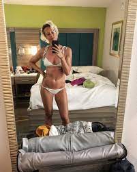 Federica Pellegrini nuda in vasca fra i palloncini