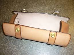 Trousse A Rabat Cartable En Cuir Patron Libre Et Gratuit A Telecharger Cartable Cuir Cartable Trousse
