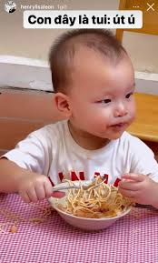 Cặp song sinh Hà Hồ đi học: Lisa tự chơi cực ngăn nắp ngoan ngoãn, cười ra  nước mắt với cảnh Leon ăn quên sự đời