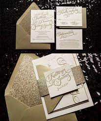 Font Is Way Too Flowery With Dense Text But Beautiful Packaging I Like The Accented Incorporation Of The Gold Metallic Convite De Casamento Convite Casamento