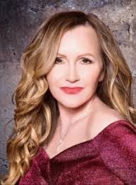 Bev Moore's Instagram, Twitter & Facebook