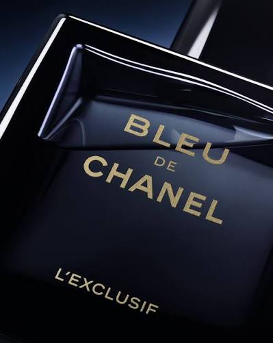 BLEU DE CHANEL L'EXCLUSIF: SẮC XANH CỦA NHỮNG KHÁT KHAO MÃNH LIỆT Mỗi hương  thơm của CHANEL đều là kết tinh từ nghệ thuật chế tác độc bản. Câu chuyện  về mùi